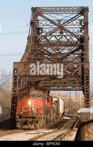 Un train de marchandises des chemins de fer nationaux du Canada traverse un vieux pont à Chicago, IL. Banque D'Images