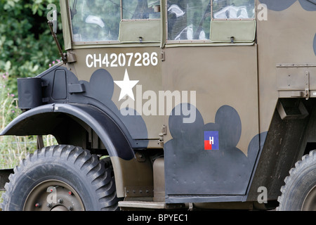 La DEUXIÈME GUERRE MONDIALE, les adopter de nouveau. Morris Commercial C8 Quad Unité tracteur d'artillerie de l'histoire du Festival 2010, Kelmarsh Hall, le Northamptonshire. Re-anactors revivez l'histoire de l'Angleterre de l'époque romaine à la Seconde Guerre mondiale Banque D'Images