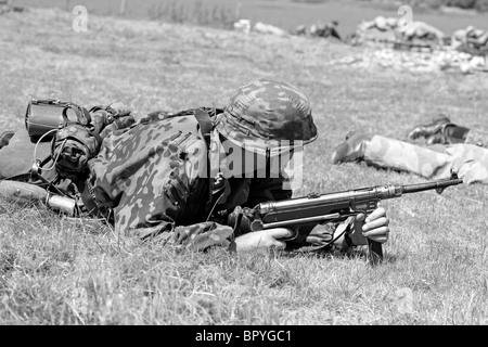 Soldat de la Waffen-SS avec son pistolet mitrailleur MP40 en Normandie 1944 Banque D'Images