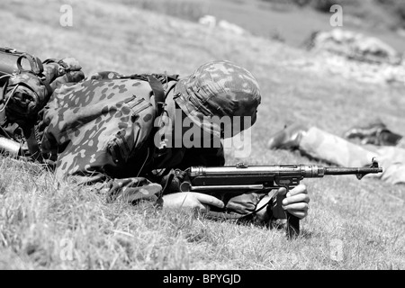 Soldat de la Waffen-SS avec son pistolet mitrailleur MP40 en Normandie 1944 Banque D'Images