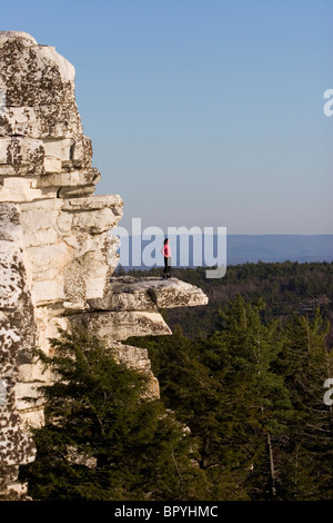 Une femme prend une pause de la randonnée pour admirer la vue d'un un panorama. Banque D'Images