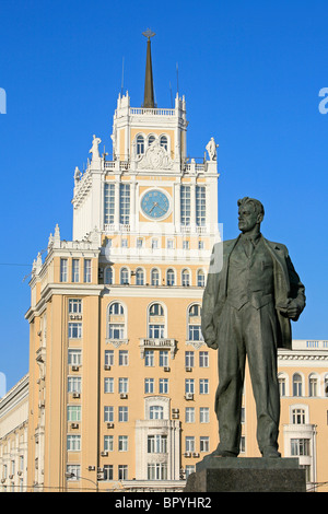 Monument de la Fédération et le poète et dramaturge soviétique Vladimir Maïakovski (1893-1930) à l'extérieur de l'Hôtel de Pékin à Moscou, Russie Banque D'Images