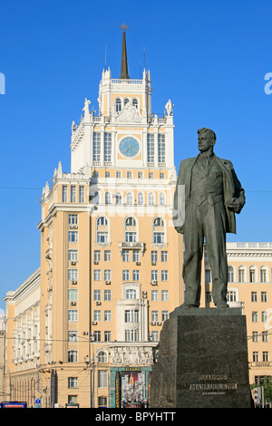 Monument de la Fédération et le poète et dramaturge soviétique Vladimir Maïakovski (1893-1930) à l'extérieur de l'Hôtel de Pékin à Moscou, Russie Banque D'Images