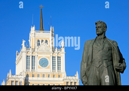 Monument de la Fédération et le poète et dramaturge soviétique Vladimir Maïakovski (1893-1930) à l'extérieur de l'Hôtel de Pékin à Moscou, Russie Banque D'Images