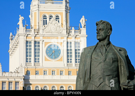 Monument de la Fédération et le poète et dramaturge soviétique Vladimir Maïakovski (1893-1930) à l'extérieur de l'Hôtel de Pékin à Moscou, Russie Banque D'Images