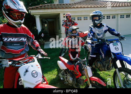 Une famille est prête à aller pour une famille dirtbike ride. Banque D'Images