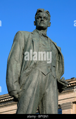 Monument de la Fédération et le poète et dramaturge soviétique Vladimir Maïakovski (1893-1930) dans la région de Moscou, Russie Banque D'Images