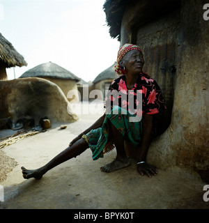 Une femme accusée de withcraft en Afrique.. Banque D'Images