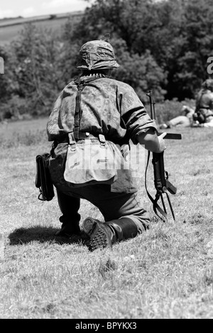 Soldat de la Waffen-SS avec son pistolet mitrailleur MP40 en Normandie 1944 Banque D'Images