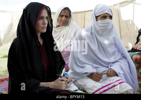 L'Ambassadeur de bonne volonté du HCR, Angelina Jolie parle avec les femmes touchées par les inondations au cours de ses visites à Kandaro Banque D'Images