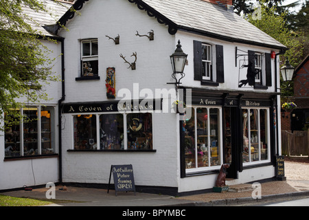 Un magasin de curiosité Coven of Witches à Burley, New Forest, Hampshire Royaume-Uni en avril Banque D'Images