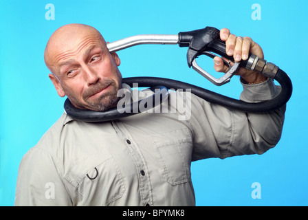 Homme tenant un pistolet contre sa tête essence Banque D'Images