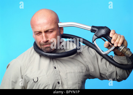 Homme tenant un pistolet contre sa tête essence Banque D'Images