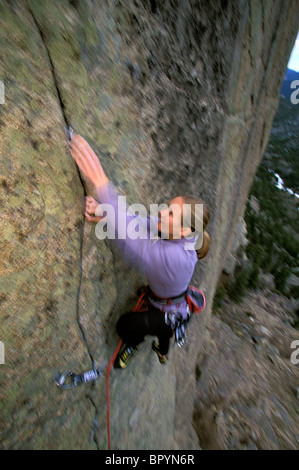 Beth Rodden escalade libre dans le Parc National des Montagnes Rocheuses. Banque D'Images