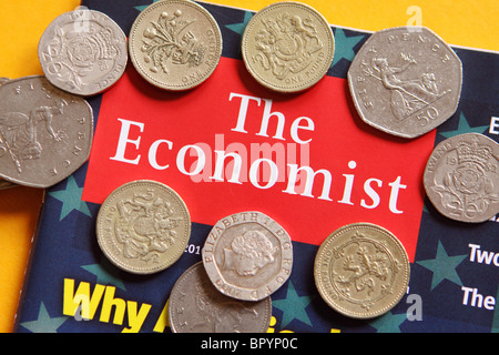 Le magazine The Economist financial news couvrir avec de l'argent des crédits Banque D'Images