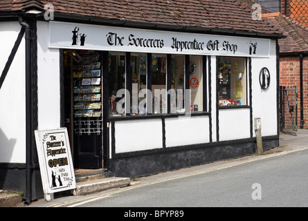Articles exposés dans la boutique de cadeaux Sorcerers Apprentice Gift Shop à Burley, New Forest, Hampshire Royaume-Uni en avril Banque D'Images