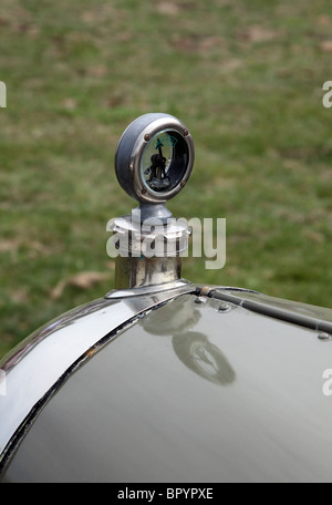 Calometer sur le radiateur d'une voiture classique Banque D'Images