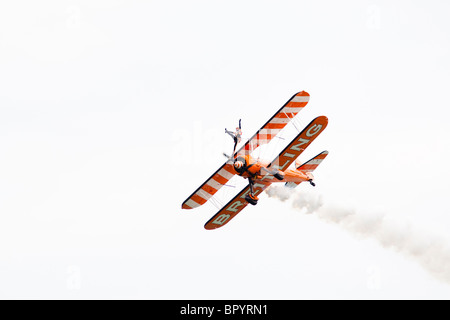 L'un des Breitling Wingwalkers 1940 Boeing Stearman biplans 21-07-2013 Airshow, Eastbourne, East Sussex, UK Banque D'Images