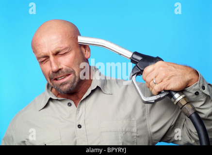 Homme tenant un pistolet contre sa tête essence Banque D'Images