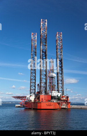 Le forage en mer sur le fond bleu du ciel. Banque D'Images