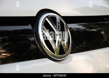 Volkswagen Polo 1.2 TDI BlueMotion - MA 2010 - blanc - Français populaires eco sous-compacte de Volkswagen - voiture de ville d'un insigne, emblème Banque D'Images