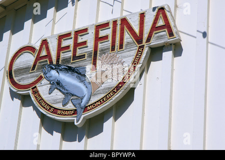 Le café restaurant, signe de la Fina sur Fisherman's Wharf, Monterey, Californie, États-Unis d'Amérique Banque D'Images