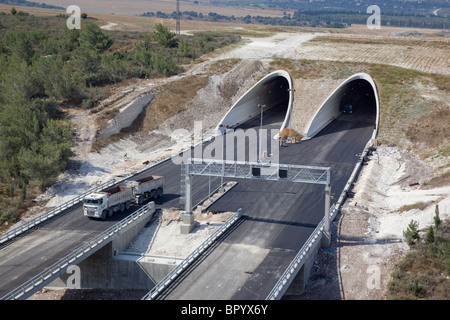 Photographie aérienne d'un tunnel de la route à péage autoroute numéro 6 sur l'Menashe heights Banque D'Images