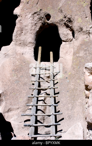 Sentier en boucle principale Canyon Frijoles au Bandelier National Monument, Nouveau Mexique. Banque D'Images