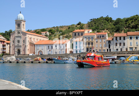 Port Vendres sur la côte méditerranéenne au sud de la France tour rouge bateau entre dans le port Banque D'Images