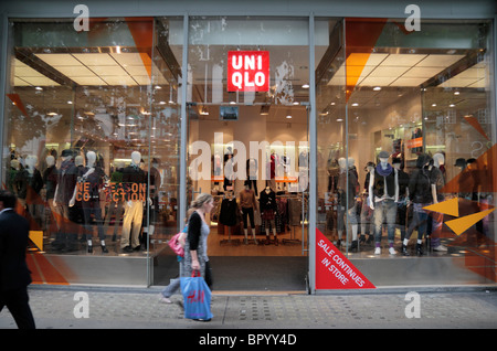 Vue sur la rue de la boutique UNIQLO sur Oxford Street, Londres, Royaume-Uni. Août 2010 Banque D'Images