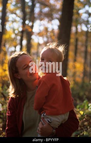 Mère et fils partager un moment tandis que dehors la randonnée dans les couleurs de l'automne près de Asheville, NC Banque D'Images