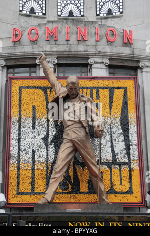 'We Will Rock You' et statue de Freddie Mercury au dessus de l'entrée du Dominion Theatre, Londres, Royaume-Uni. Banque D'Images