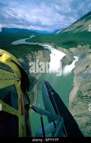 DeHavilland Beaver hydravion survole Virginia Falls sur la rivière Nahanni Sud dans les Territoires du Nord-Ouest, Canada Banque D'Images