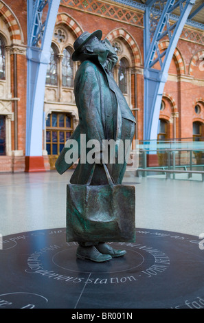 Martin Jennings' sculpture de Sir John Betjeman dans le grand hall de la gare internationale St Pancras London UK Banque D'Images