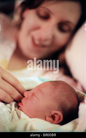 Les obligations d'une mère avec son bébé nouveau-né fille . Banque D'Images