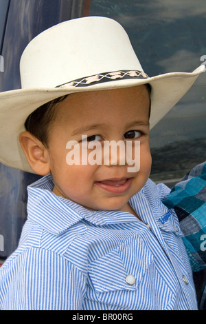 Costa Rica garçon sur un ranch à Liberia, Costa Rica. M. Banque D'Images