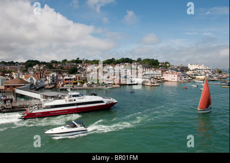 Catamaran Red Funnel passant d'autres bateaux comme il laisse Cowes sur l'île de Wight, Angleterre. Banque D'Images