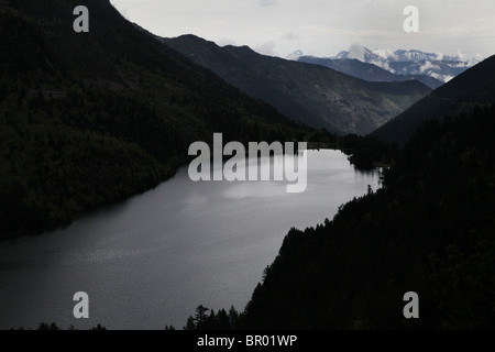 L'augmentation des brouillards et nuages bas plus de turbulences sur le lac de Sant Maurici traverse le Parc National des Pyrénées et Pyrénées Espagne Banque D'Images