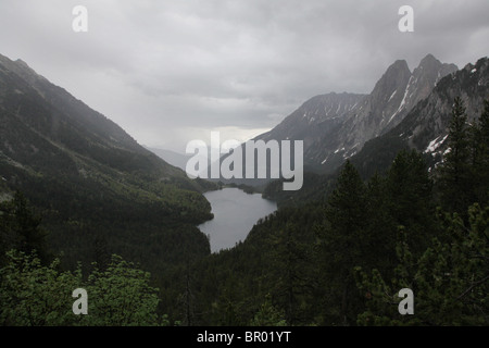 L'augmentation des brouillards et nuages bas plus de turbulences sur le lac de Sant Maurici traverse le Parc National des Pyrénées et Pyrénées Espagne Banque D'Images