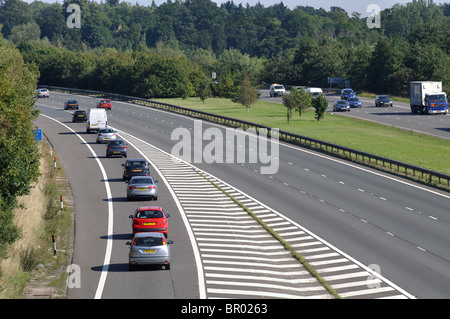 Véhicules sur la voie d'accès, rejoindre autoroute M40 à la jonction 15, près de Warwick, Royaume-Uni Banque D'Images