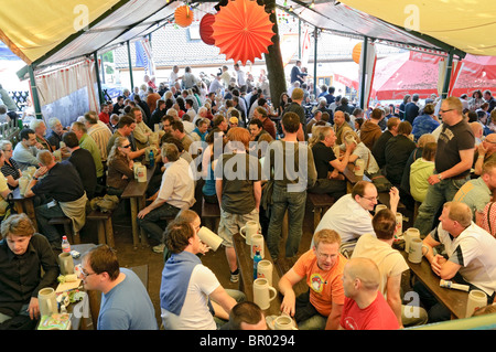 Les personnes qui boivent de la bière au Steinbach Brasserie Bière cave à la Bergkirchweih beer festival, Erlangen, Franconia, Bavaria, Germany. Banque D'Images