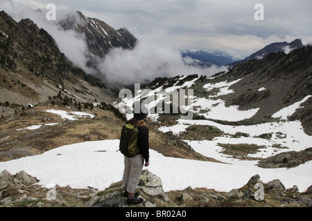 Modèle autorisé randonneur au parc national Sant Maurici vu du haut du col de Portarro d'Espot sur la traversée pyrénéenne dans les Pyrénées Espagne Banque D'Images