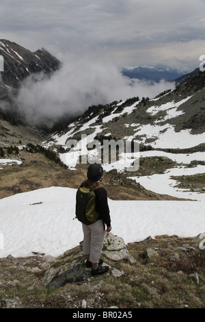 Modèle autorisé randonneur au parc national Sant Maurici vu du haut du col de Portarro d'Espot sur la traversée pyrénéenne dans les Pyrénées Espagne Banque D'Images