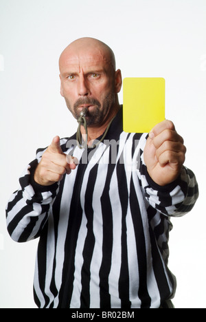Un arbitre de football montrant une carte jaune Banque D'Images