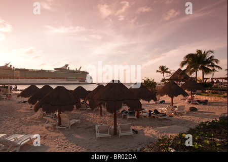 Mexique, Cozumel. Parasols sur la plage au Grand Park Royal Hotel, San Miguel, Isla Cozumel, île de Cozumel. Banque D'Images