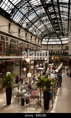 Royaume-uni, Angleterre, Merseyside, Southport, Lord Street, Voyageurs, Arcade café pouding et clients Banque D'Images