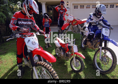 Une famille est prête à aller pour une famille dirtbike ride dans les collines autour de leur maison à Loma Linda, Californie. Banque D'Images