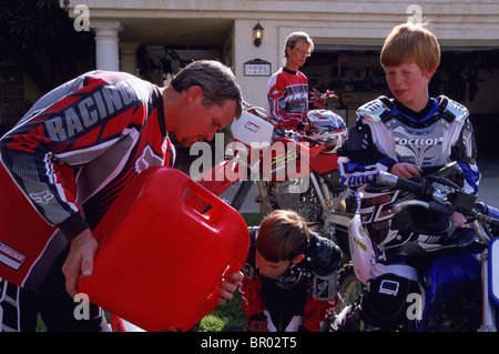 Une famille est prête à aller pour une famille dirtbike ride dans les collines autour de leur maison à Loma Linda, Californie. Banque D'Images