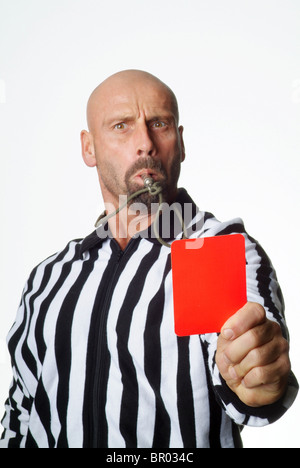 Un arbitre de football montrant une carte rouge Banque D'Images