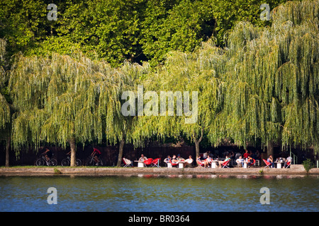 La terrasse d'un bar à l'ombre des saules pleureurs, à Vichy (France). Terrasse de bar à l'ombre de saules pleureurs à Vichy. Banque D'Images